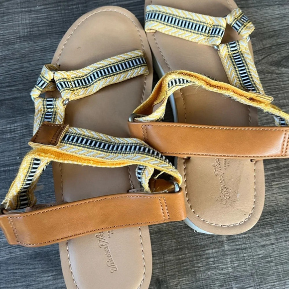Universal Thread practically new yellow sandals. Size 10 outdoor utility sandals - Picture 3 of 6